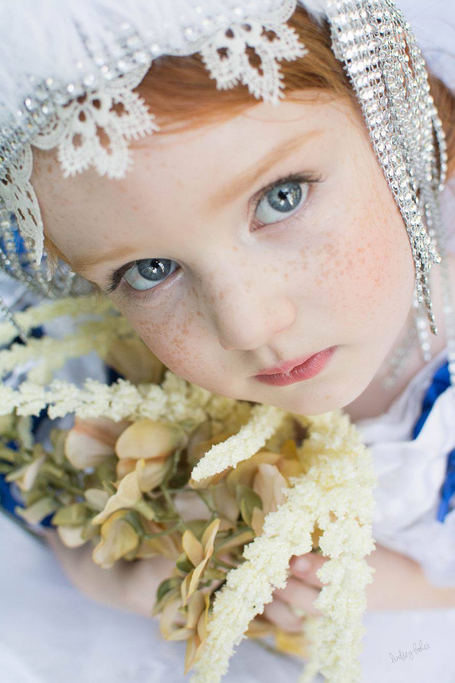 Lindsey Baker Photography- Pretty Young Girl with Flowers- Corpus Christi Moms Blog