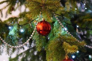 holiday-ball-decoration-tree-77036-medium
